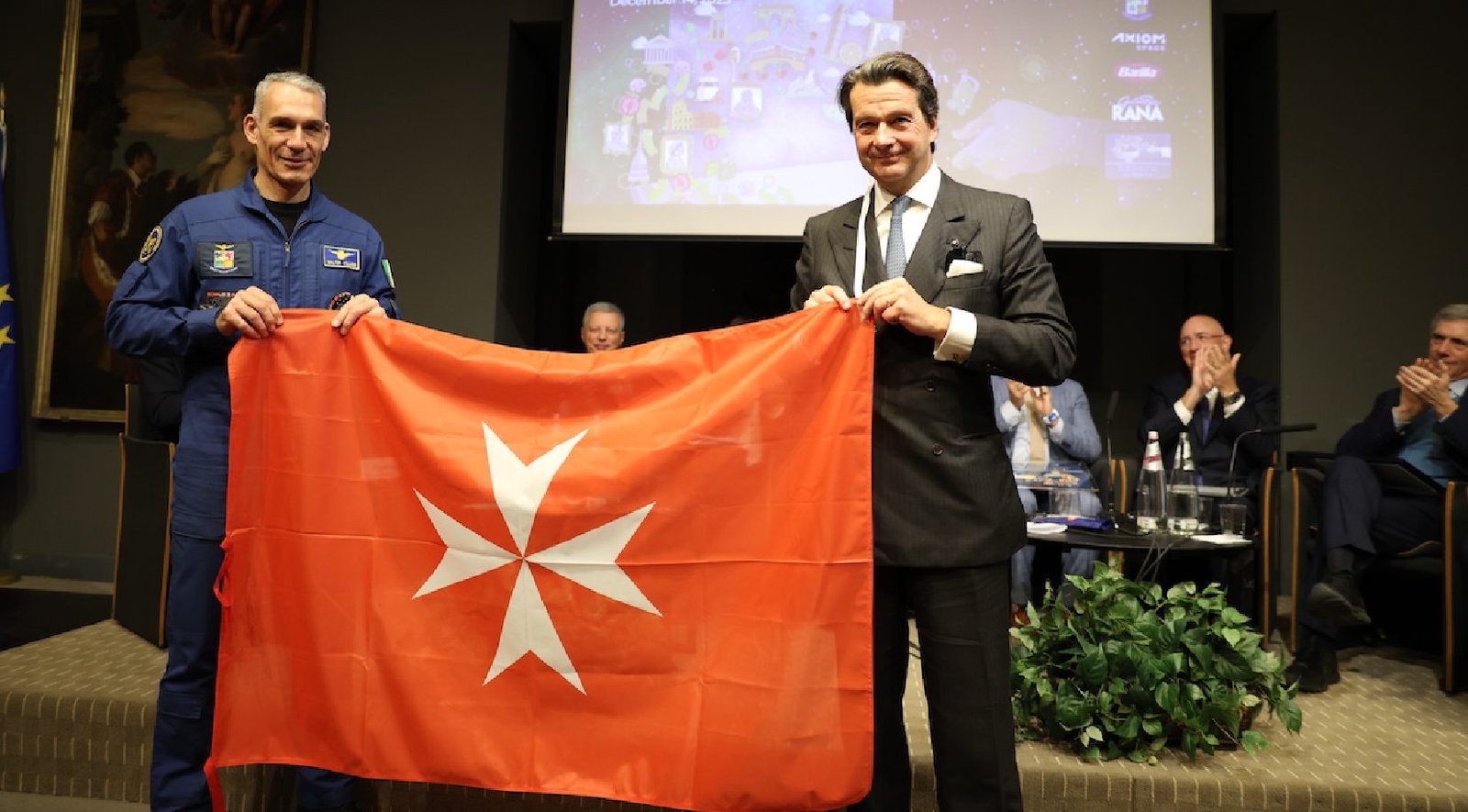 Bandera de la Orden de Malta ondeará en el espacio como parte de la